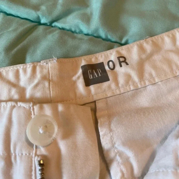 Gap women’s size 4 white shorts - Picture 2 of 4